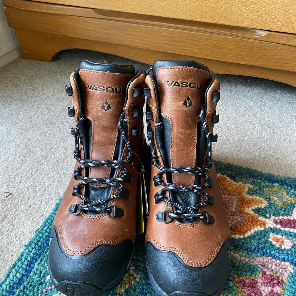 NWT Vasque Brown and Black Hiking Boots with Rugged Design - Picture 3 of 6